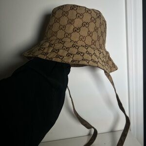 Gucci Reversible Buckethat with straps. Worn once UNISEX